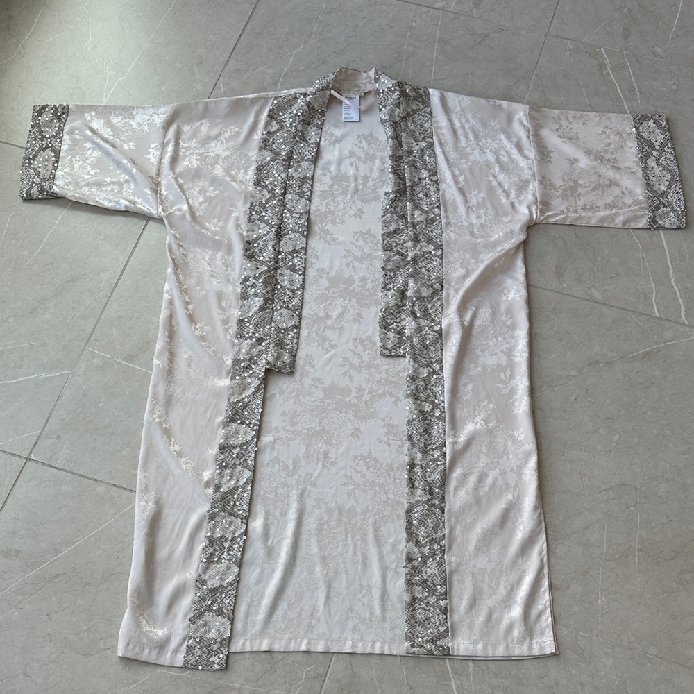 Elegant Cream and Gray Lace Trim Kimono Duster